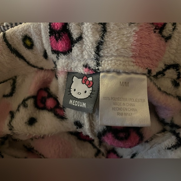 Hello kitty pjs - Picture 3 of 5